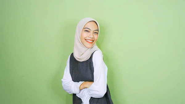 Gelukkig Aziatische Moslim Vrouw Dragen Casual Shirt Hijab Wijzend Kopieerruimte — Stockfoto
