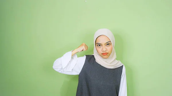 Студийное Фото Молодой Азиатки Повседневной Рубашке Выражением Злого Лица Зеленом — стоковое фото
