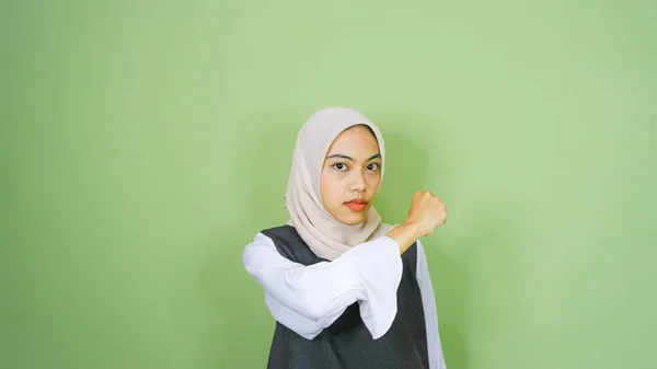 緑の背景に怒りの表情を持つカジュアルなシャツを使用して若いアジア女性のスタジオの肖像写真 若い女性の感情表情ポートレートのコンセプト — ストック写真