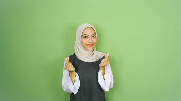 Hermosa Mujer Asiática Sonriente Vestido Musulmán Tradicional Que Muestra Corazón — Foto de Stock