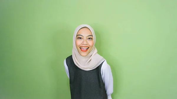 Gelukkig Aziatische Moslim Vrouw Dragen Casual Shirt Hijab Wijzend Kopieerruimte — Stockfoto