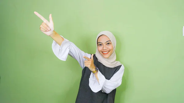 Boldog Fiatal Ázsiai Alkalmi Ingben Bájos Női Hölgy Nyitott Tenyér — Stock Fotó