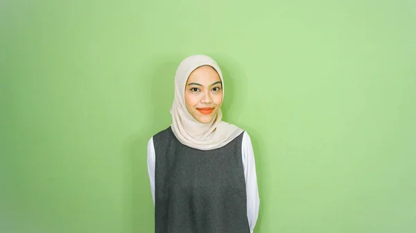 Glückliche Asiatische Muslimin Lässigem Hemd Und Hijab Zeigt Auf Den — Stockfoto