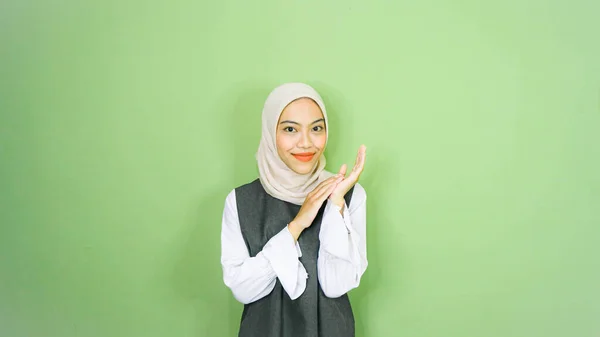 Счастливая Азиатская Мусульманка Повседневной Рубашке Хиджабе Указывая Пространство Рядом Ней — стоковое фото