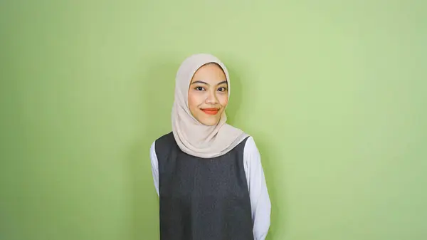 Ευτυχισμένη Ασιάτισσα Μουσουλμάνα Που Φοράει Περιστασιακό Πουκάμισο Και Χιτζάμπ Δείχνοντας — Φωτογραφία Αρχείου