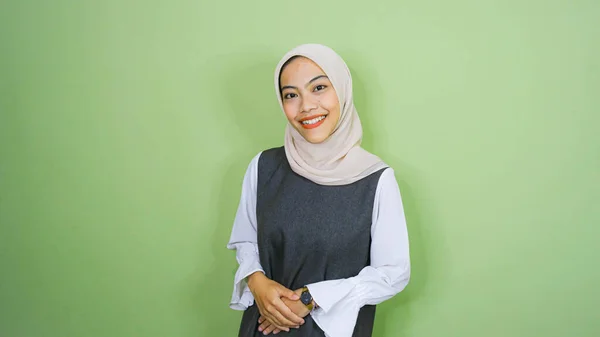 Šťastná Asijská Muslimka Nosí Ležérní Košili Hidžáb Ukazuje Kopírovací Prostor — Stock fotografie