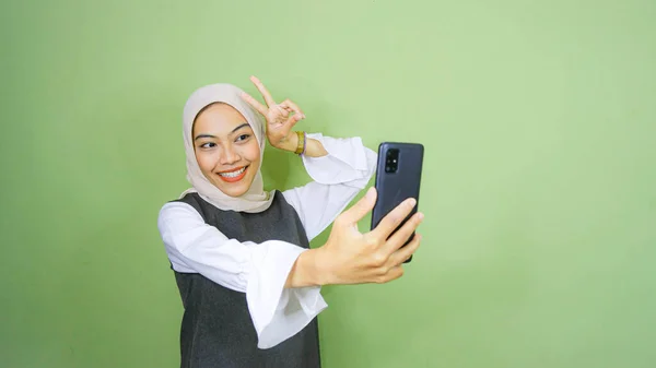 Neşeli Genç Asyalı Kadın Selfie Çekiyor Akıllı Telefon Kamerası Yeşil — Stok fotoğraf