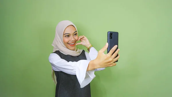 Vrolijke Jonge Aziatische Vrouw Het Nemen Van Selfie Kijk Smartphone — Stockfoto