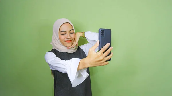 Joven Mujer Asiática Alegre Tomando Selfie Mira Cámara Frontal Del —  Fotos de Stock