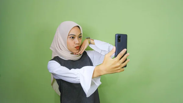 Χαρούμενη Νεαρή Ασιάτισσα Γυναίκα Που Παίρνει Selfie Κοιτάξτε Κάμερα Μπροστά — Φωτογραφία Αρχείου