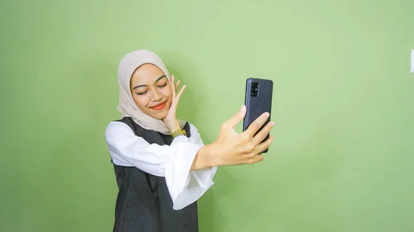Jovem Mulher Asiática Alegre Tomando Selfie Olhar Câmera Frontal Smartphone — Fotografia de Stock