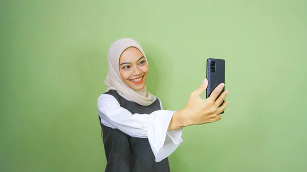 Fröhliche Junge Asiatin Macht Selfie Schaut Smartphone Frontkamera Isoliert Über — Stockfoto
