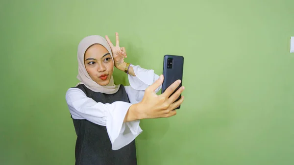 Cheerful Young Asian Woman Taking Selfie Look Smartphone Front Camera — Stock Photo, Image