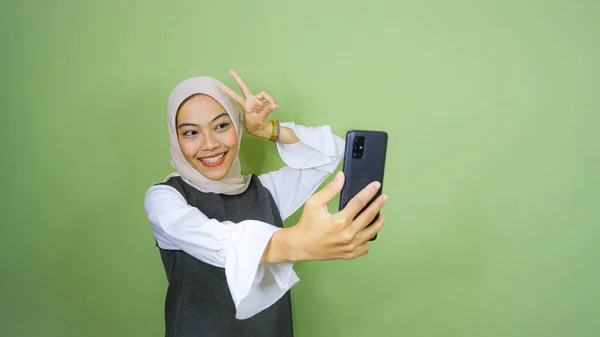 Vrolijke Jonge Aziatische Vrouw Het Nemen Van Selfie Kijk Smartphone — Stockfoto