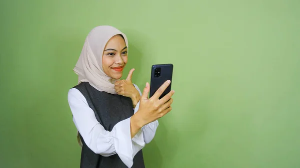 Szczęśliwy Uśmiech Młoda Azjatka Luźnej Koszuli Mając Rozmowy Wideo Smartfonie — Zdjęcie stockowe