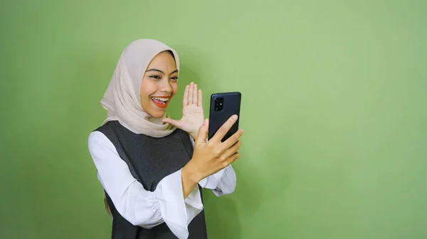 Glücklich Lächelnde Junge Asiatin Lässigem Hemd Mit Videoanruf Auf Smartphone — Stockfoto