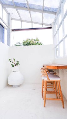 Kafe iç düzeni açık alanda modern bir tarzda 