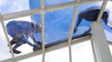 Yogyakarta - 2 Temmuz 2023 - çatı döşeme işlerinde marangoz