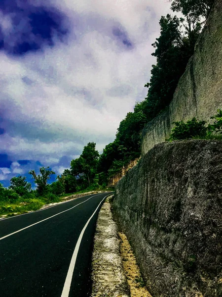 アスファルトの道路と白い雲と青空 ヴィンテージトーン — ストック写真
