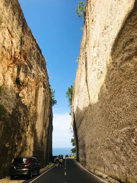 Una Strada Fiancheggiata Scogliere Fino Alla Spiaggia Bali Indonesia — Foto Stock