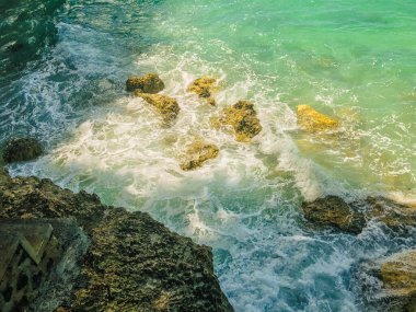 Kayalar ve turkuaz deniz suyuyla tropik bir sahil. Doğa geçmişi. Bali, Endonezya