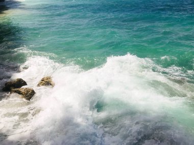 Kayalar ve turkuaz deniz suyuyla tropik bir sahil. Doğa geçmişi. Bali, Endonezya