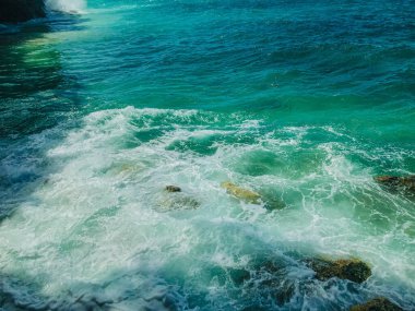 Kayalar ve turkuaz deniz suyuyla tropik bir sahil. Doğa geçmişi. Bali, Endonezya