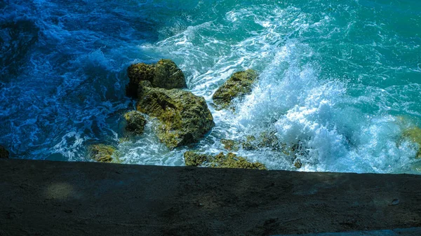 Playa Tropical Con Rocas Agua Mar Turquesa Fondo Naturaleza Bali — Foto de Stock