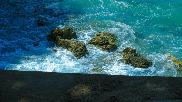 岩やターコイズブルーの海の水と熱帯のビーチ 自然を背景に インドネシアのバリ — ストック写真