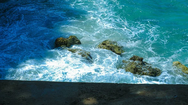 Trópusi Strand Sziklákkal Türkiz Tengervízzel Természet Háttér Bali Indonézia — Stock Fotó