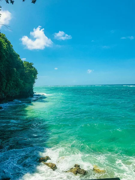 Tropisch Strand Met Rotsen Turquoise Zeewater Natuur Achtergrond Bali Indonesië — Stockfoto