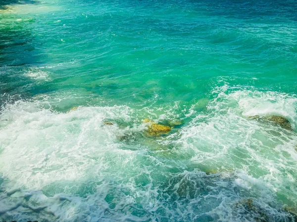 Kayalar ve turkuaz deniz suyuyla tropik bir sahil. Doğa geçmişi. Bali, Endonezya