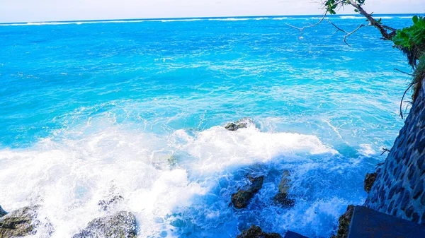 Тропический Пляж Камнями Бирюзовой Морской Водой Природа Бали Индона — стоковое фото