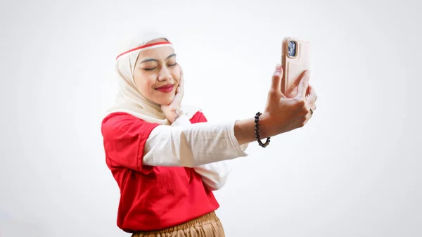 Indonéz Nők Augusztus Ünneplik Indonéz Függetlenség Napját Azzal Hogy Mobiltelefonnal — Stock Fotó