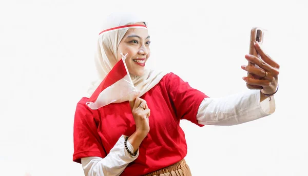 インドネシアの女性は8月17日にインドネシア独立記念日を祝い 携帯電話で自撮りをする — ストック写真