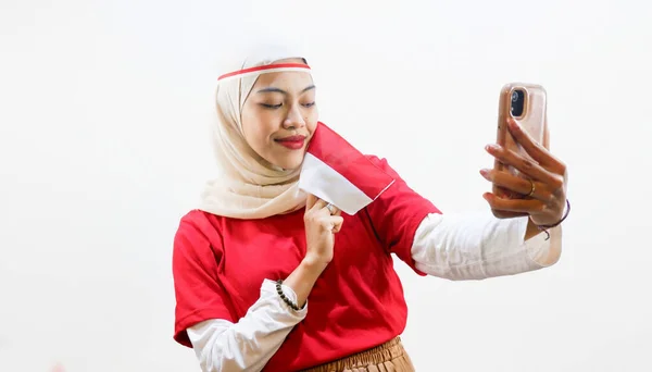 Indonéz Nők Augusztus Ünneplik Indonéz Függetlenség Napját Azzal Hogy Mobiltelefonnal — Stock Fotó