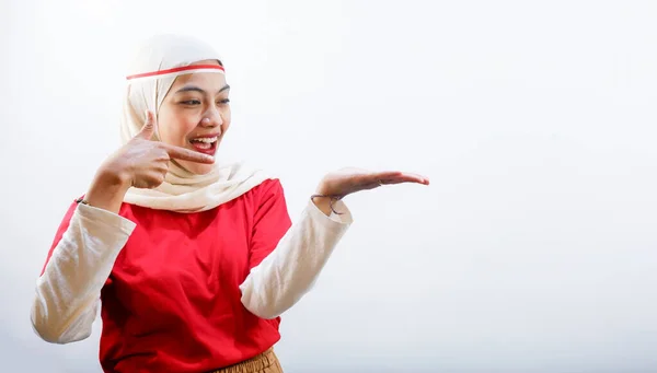 Ενθουσιασμένη Νεαρή Ασιάτισσα Γιορτάζει Την Ημέρα Ανεξαρτησίας Της Ινδονησίας Στις — Φωτογραφία Αρχείου