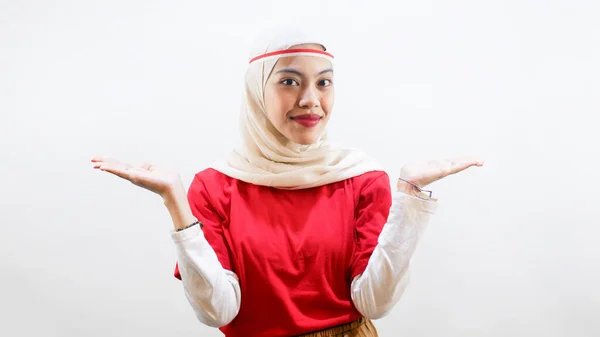 아시아 여성은 인도네시아의 기념일을 축하하며 복사본을 가리키며 배경에 고립되어 — 스톡 사진