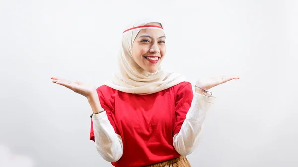 興奮した若いアジアの女性は 彼女の横のコピースペースを指して 8月17日にインドネシアの独立記念日を祝います — ストック写真