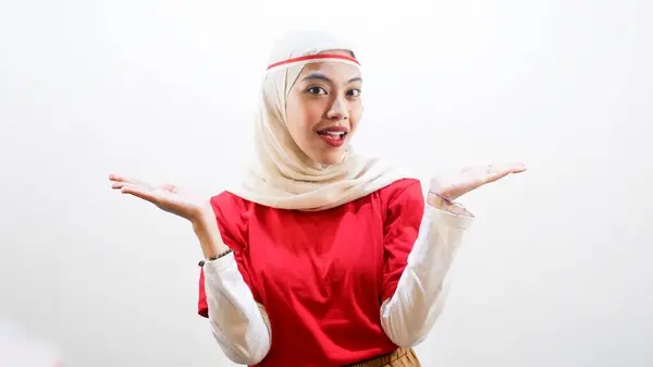 Возбужденная Молодая Азиатка Августа Отмечает День Независимости Индонезии Указывая Пространство — стоковое фото