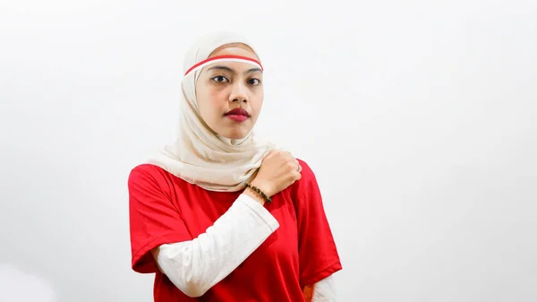 8月17日印度尼西亚独立日 一位年轻的亚洲妇女因身披白色背景而自豪地手挽手庆祝独立日 — 图库照片