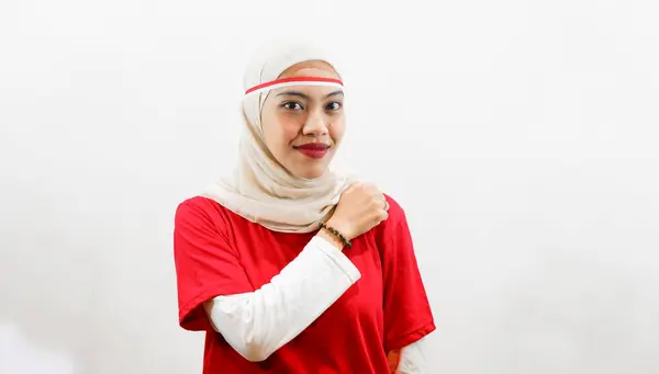 8月17日のインドネシア独立記念日を祝う胸の上に手で誇りに思っている若いアジアの女性の肖像 — ストック写真