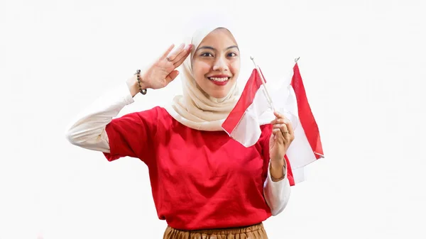 Возбужденная Молодая Азиатка Празднует День Независимости Индонезии Держа Флаг Индонезии — стоковое фото