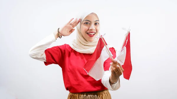 Захоплена Молода Азіатка Святкує День Незалежності Індонезії Тримаючи Індонезійський Прапор — стокове фото