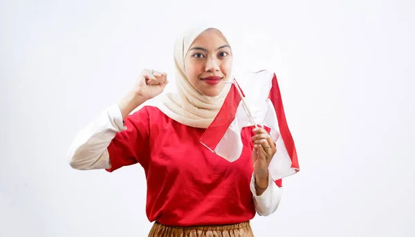 Возбужденная Молодая Азиатка Празднует День Независимости Индонезии Держа Флаг Индонезии — стоковое фото