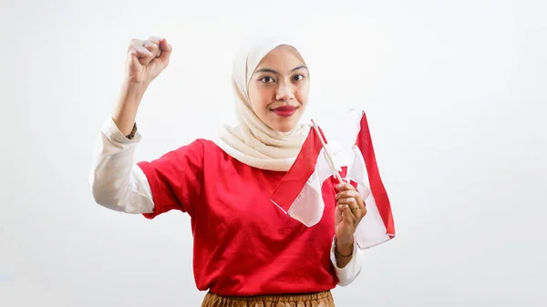 Ενθουσιασμένη Νεαρή Ασιάτισσα Γιορτάζει Την Ημέρα Ανεξαρτησίας Της Ινδονησίας Κρατώντας — Φωτογραφία Αρχείου