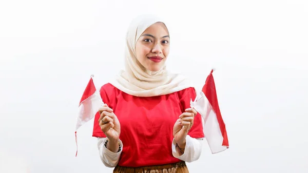 Podekscytowana Młoda Azjatka Świętuje Indonezyjski Dzień Niepodległości Trzymając Indonezyjską Flagę — Zdjęcie stockowe