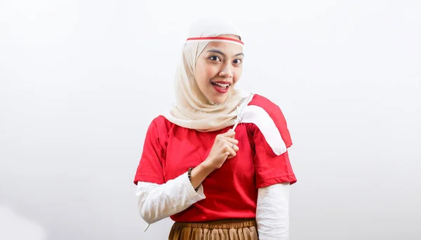Ενθουσιασμένη Νεαρή Ασιάτισσα Γιορτάζει Την Ημέρα Ανεξαρτησίας Της Ινδονησίας Κρατώντας — Φωτογραφία Αρχείου