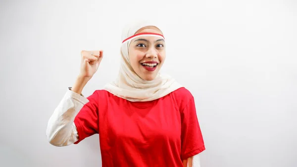 興奮した若いアジアの女性は 白い背景に隔離された成功を祝う 8月17日にインドネシアの独立記念日を祝う — ストック写真