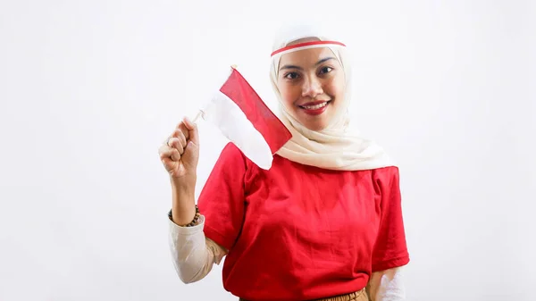 8月17日印度尼西亚独立日 快乐的年轻亚洲女子举着印度尼西亚国旗 与白人背景隔离 以庆祝印度尼西亚独立日 — 图库照片